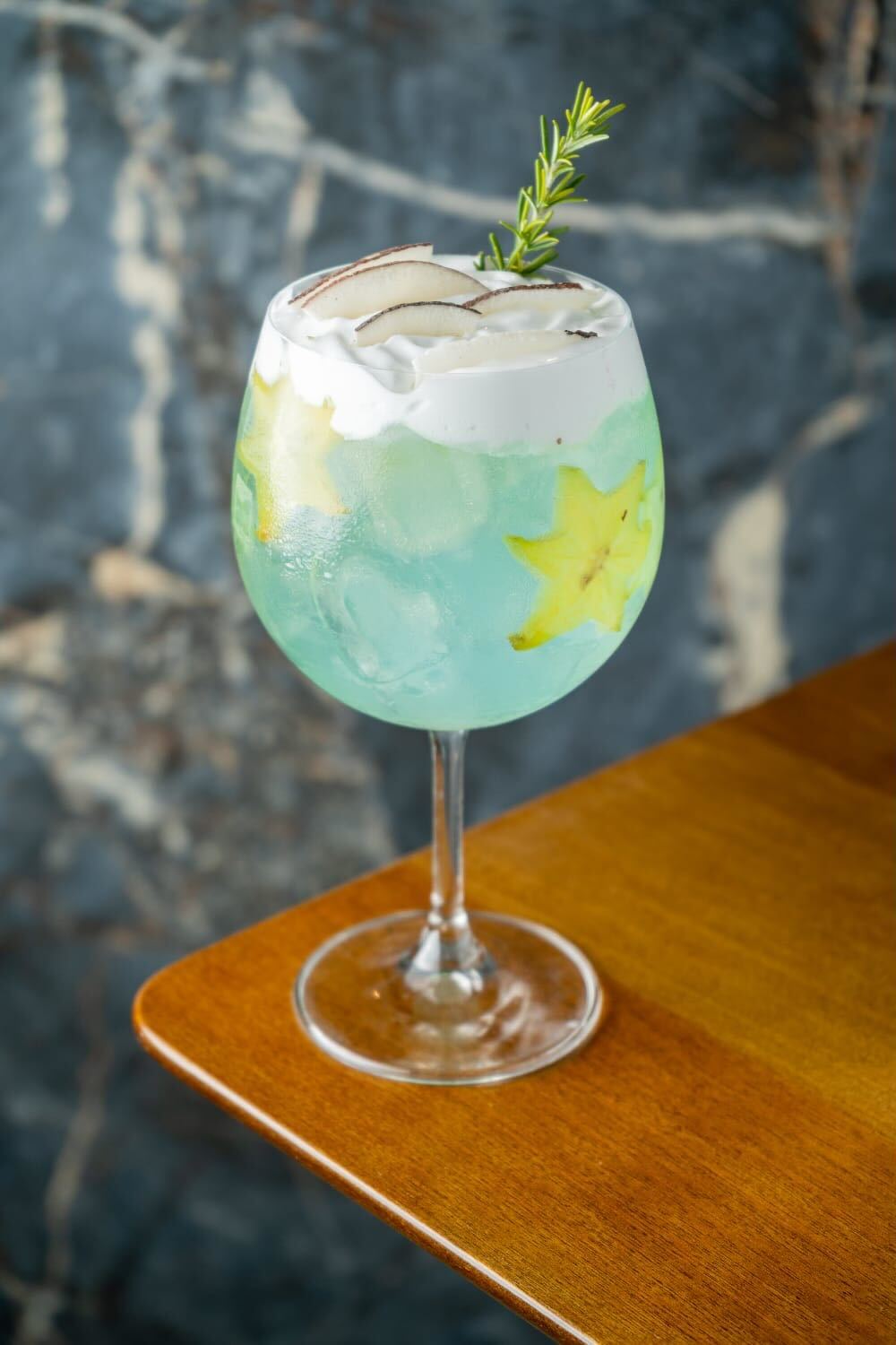 <p>O Gin Ocean Nazaré é uma bebida composta por gin, carambola e Red Bull de coco. Ela é uma variação de gin que se destaca por sua associação ao mar e à famosa praia de Nazaré, em Portugal.&nbsp;</p><p><br></p>