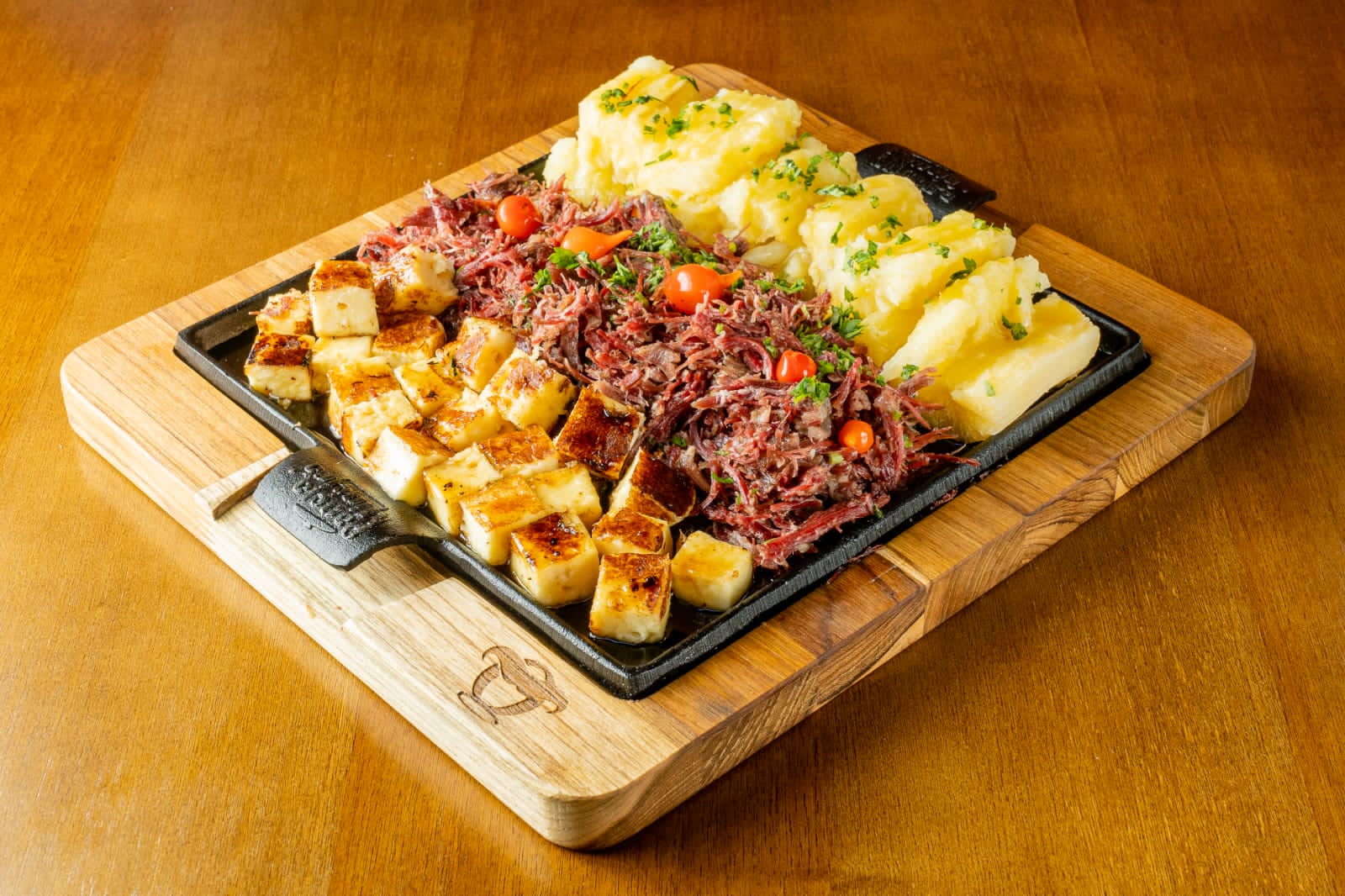 <p>Este prato é uma verdadeira explosão de sabores e texturas, combinando a rusticidade da carne seca com a cremosidade do queijo coalho e da mandioca. É uma opção reconfortante e irresistível para os amantes da culinária brasileira e uma excelente escolha para desfrutar em qualquer ocasião.</p><p><br></p>